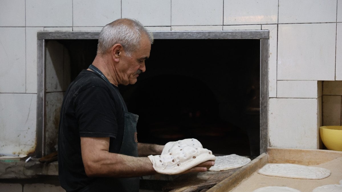 Elazığ’da 60 derecede ekmek parası için çalışıyor